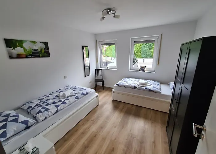 Grosse Naehe Flughafen Koeln Bonn *